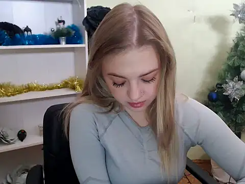 Snapshot of CrazyGloria chatting on December 25, 2024, 5:48 am CrazyGloria online show from December 25, 2024, 5:48 am