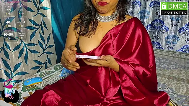 Snapshot of Strip---Queen chatting on December 31, 2024, 3:31 pm Strip---Queen online show from December 31, 2024, 3:31 pm