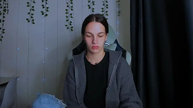 Snapshot of KarlaSim chatting on October 7, 2025, 4:30 pm KarlaSim online show from October 7, 2025, 4:30 pm