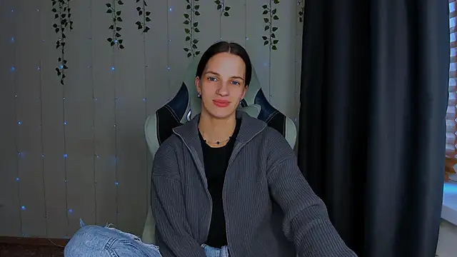 Snapshot of KarlaSim chatting on October 15, 2025, 10:34 am KarlaSim online show from October 15, 2025, 10:34 am