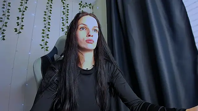 Snapshot of KarlaSim chatting on October 21, 2025, 1:43 pm KarlaSim online show from October 21, 2025, 1:43 pm