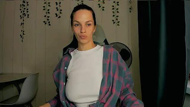 Snapshot of KarlaSim chatting on September 25, 2025, 10:21 am KarlaSim online show from September 25, 2025, 10:21 am