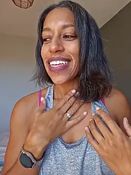 Snapshot of Goldenlace chatting on November 4, 2025, 2:10 pm Goldenlace online show from November 4, 2025, 2:10 pm