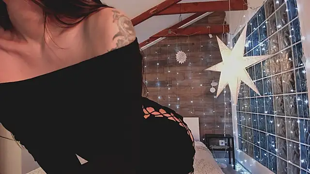 Snapshot of AzaliaSwallows chatting on February 15, 2025, 4:56 pm AzaliaSwallows online show from February 15, 2025, 4:56 pm