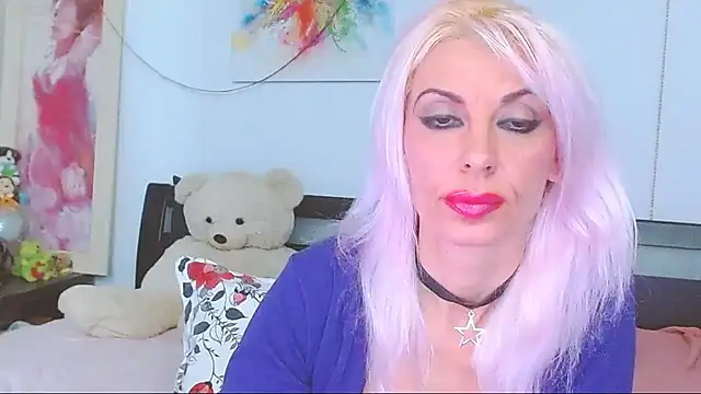 HoneyLara online show from November 9, 2025, 8:35 pm