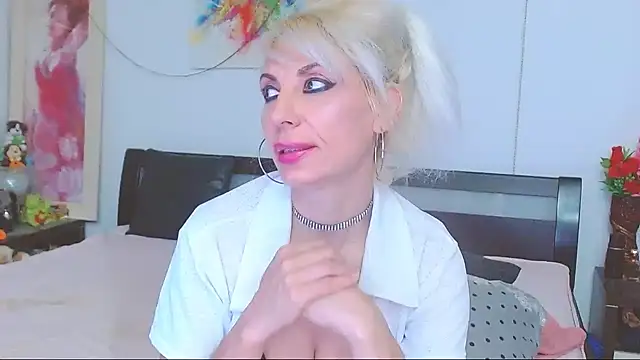 HoneyLara online show from June 1, 2026, 7:57 pm