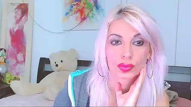 Snapshot of HoneyLara chatting on October 24, 2025, 8:41 pm HoneyLara online show from October 24, 2025, 8:41 pm