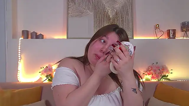 LillianKim online show from February 17, 2025, 6:39 pm