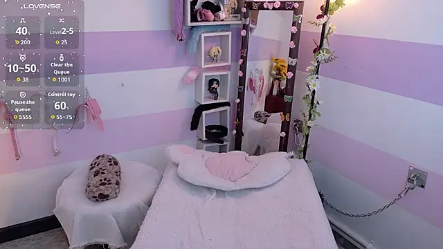 Catwhite  online show from April 16, 2026, 9:39 pm