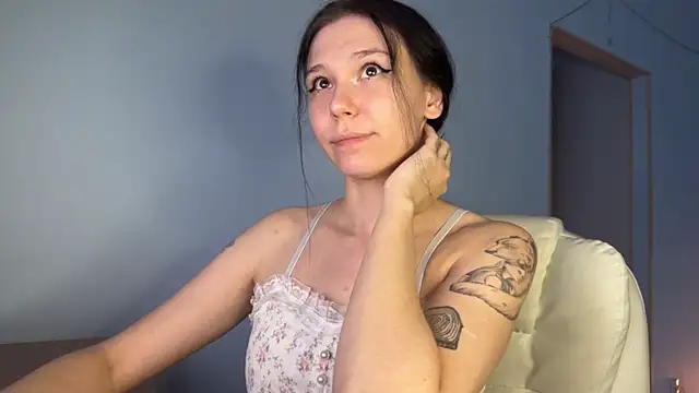 pinkdolly18 online show from June 16, 2026, 3:23 pm