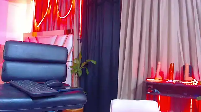 Snapshot of Hotgiirl_1 chatting on March 14, 2025, 12:32 am Hotgiirl 1 online show from March 14, 2025, 12:32 am