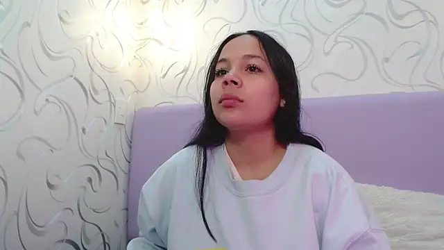 Snapshot of EmilyQueen3x chatting on October 21, 2025, 1:21 pm EmilyQueen3x online show from October 21, 2025, 1:21 pm