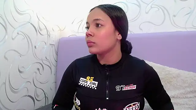 Snapshot of EmilyQueen3x chatting on October 24, 2025, 1:43 pm EmilyQueen3x online show from October 24, 2025, 1:43 pm