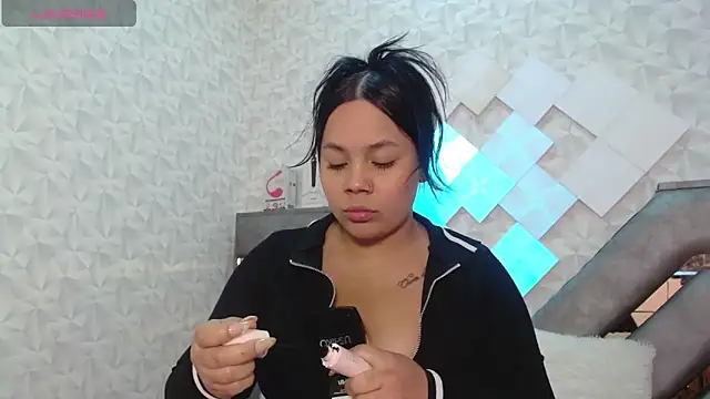 Snapshot of EmilyQueen3x chatting on October 8, 2025, 1:23 pm EmilyQueen3x online show from October 8, 2025, 1:23 pm