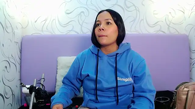 Snapshot of EmilyQueen3x chatting on October 9, 2025, 1:00 pm EmilyQueen3x online show from October 9, 2025, 1:00 pm