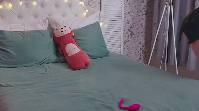 Snapshot of Wendy-Darling chatting on February 17, 2026, 1:36 am Wendy-Darling online show from February 17, 2026, 1:36 am