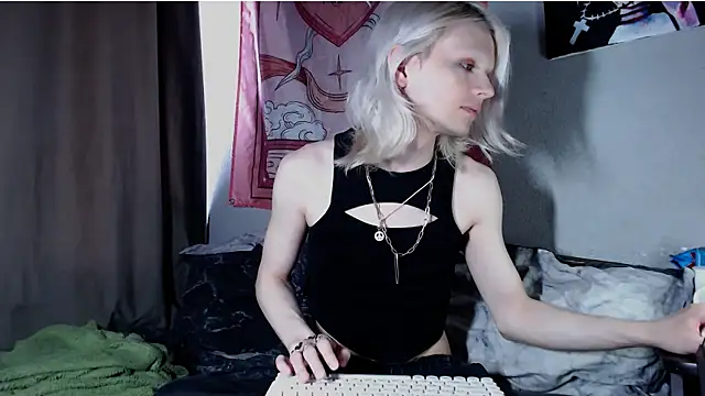 Alien Bella online show from July 22, 2026, 1:35 pm