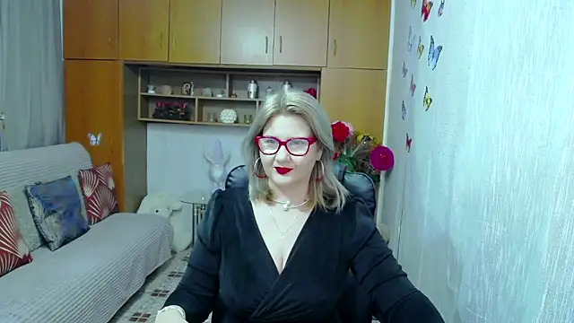 LucilleFenlys online show from October 20, 2025, 9:15 pm