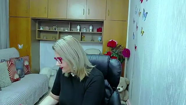 LucilleFenlys online show from November 2, 2025, 7:30 pm