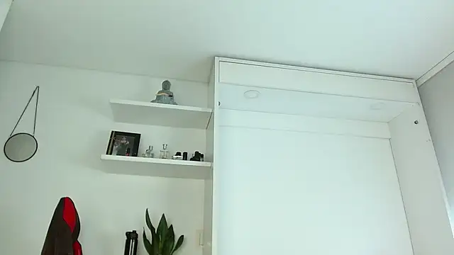 Robyn Miller online show from September 18, 2025, 1:36 pm