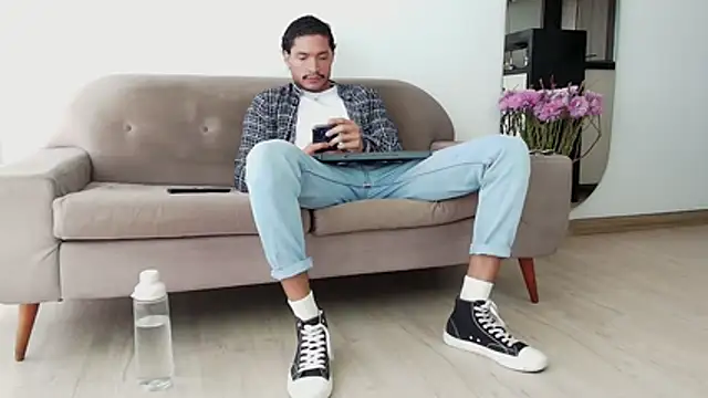 Robyn Miller online show from November 18, 2025, 7:28 pm