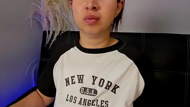 madelaine blosson online show from April 6, 2026, 10:27 am