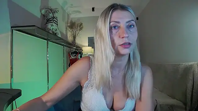 Snapshot of ZoeGrant chatting on October 5, 2025, 6:31 pm ZoeGrant online show from October 5, 2025, 6:31 pm