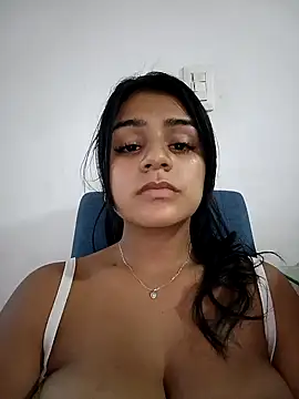 Snapshot of AnnRosse18 chatting on February 14, 2025, 11:09 pm AnnRosse18 online show from February 14, 2025, 11:09 pm