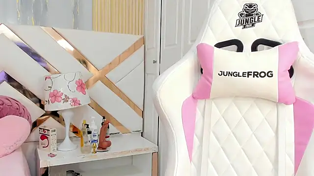 GianinaLewis online show from April 18, 2026, 3:03 pm