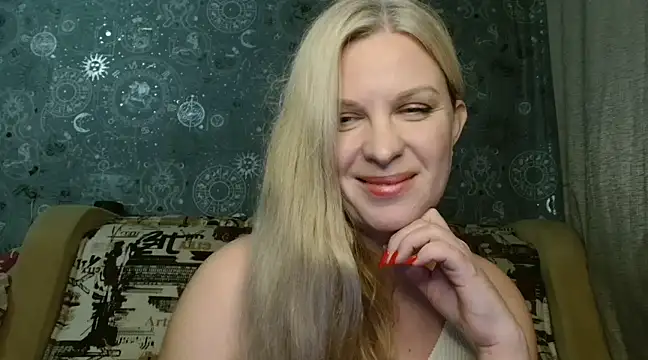 Snapshot of BlondeFox chatting on December 17, 2024, 11:39 am BlondeFox online show from December 17, 2024, 11:39 am