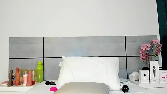 Snapshot of EmmaSmith2 chatting on March 2, 2025, 5:54 am EmmaSmith2 online show from March 2, 2025, 5:54 am