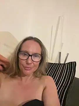 Snapshot of Hollywhite69 chatting on October 3, 2025, 10:11 pm Hollywhite69 online show from October 3, 2025, 10:11 pm