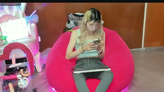 Snapshot of Skinygirl chatting on April 8, 2026, 11:28 pm Skinygirl online show from April 8, 2026, 11:28 pm