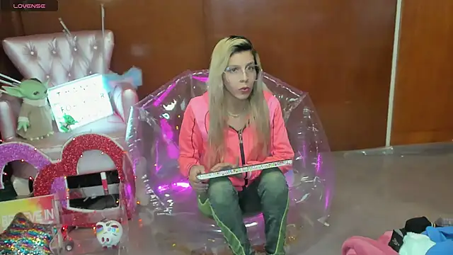 Snapshot of Skinygirl chatting on March 5, 2026, 12:29 am Skinygirl online show from March 5, 2026, 12:29 am