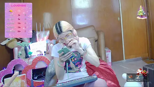 Skinygirl online show from March 18, 2025, 12:40 am