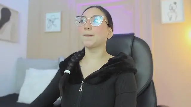 lucy neil online show from February 12, 2026, 2:33 am