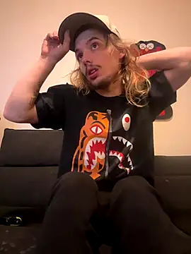 Snapshot of trippyski chatting on December 8, 2024, 4:44 am trippyski online show from December 8, 2024, 4:44 am