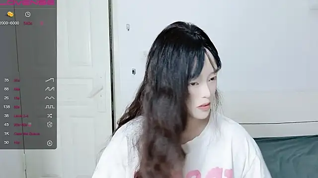 QiuPeiPeimmm online show from October 4, 2025, 1:12 pm