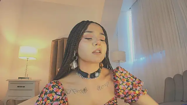 Emma Torres   online show from November 11, 2025, 12:22 pm