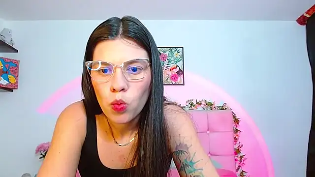 Snapshot of Layla_Rachel chatting on September 11, 2025, 1:27 am Layla Rachel online show from September 11, 2025, 1:27 am