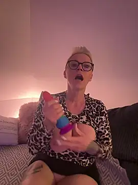 German Milf online show from March 10, 2025, 6:23 pm