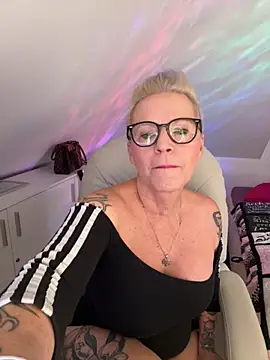 German Milf online show from November 3, 2025, 1:47 pm