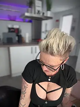 German Milf online show from February 25, 2025, 1:32 pm