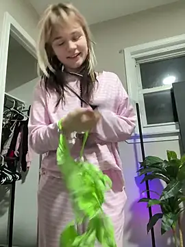 Snapshot of Cutiepiespanks chatting on February 2, 2026, 4:00 am Cutiepiespanks online show from February 2, 2026, 4:00 am