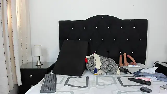 Snapshot of Keira_Lennox chatting on October 2, 2025, 11:35 am Keira Lennox online show from October 2, 2025, 11:35 am