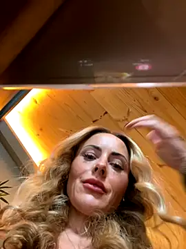 Snapshot of EmaSalis chatting on October 1, 2025, 9:47 am EmaSalis online show from October 1, 2025, 9:47 am