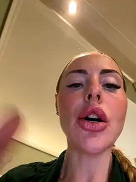 Snapshot of EmaSalis chatting on October 26, 2025, 2:28 pm EmaSalis online show from October 26, 2025, 2:28 pm