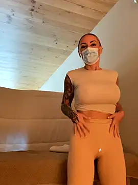 Snapshot of EmaSalis chatting on October 13, 2025, 9:22 am EmaSalis online show from October 13, 2025, 9:22 am