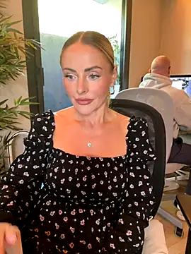 Snapshot of EmaSalis chatting on September 25, 2025, 9:15 am EmaSalis online show from September 25, 2025, 9:15 am