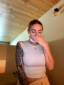 Snapshot of EmaSalis chatting on October 17, 2025, 10:50 am EmaSalis online show from October 17, 2025, 10:50 am